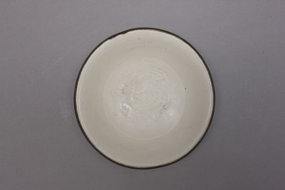 图片[2]-Ding Kiln White Glaze Carved Flower Plate with a dragon inside and lotus petal outside-China Archive